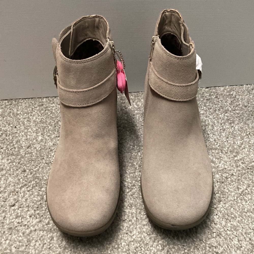 NWOB Skechers booties.  Sz 9 Wide.  Tan/cream color.  Never Worn. - Picture 3 of 12